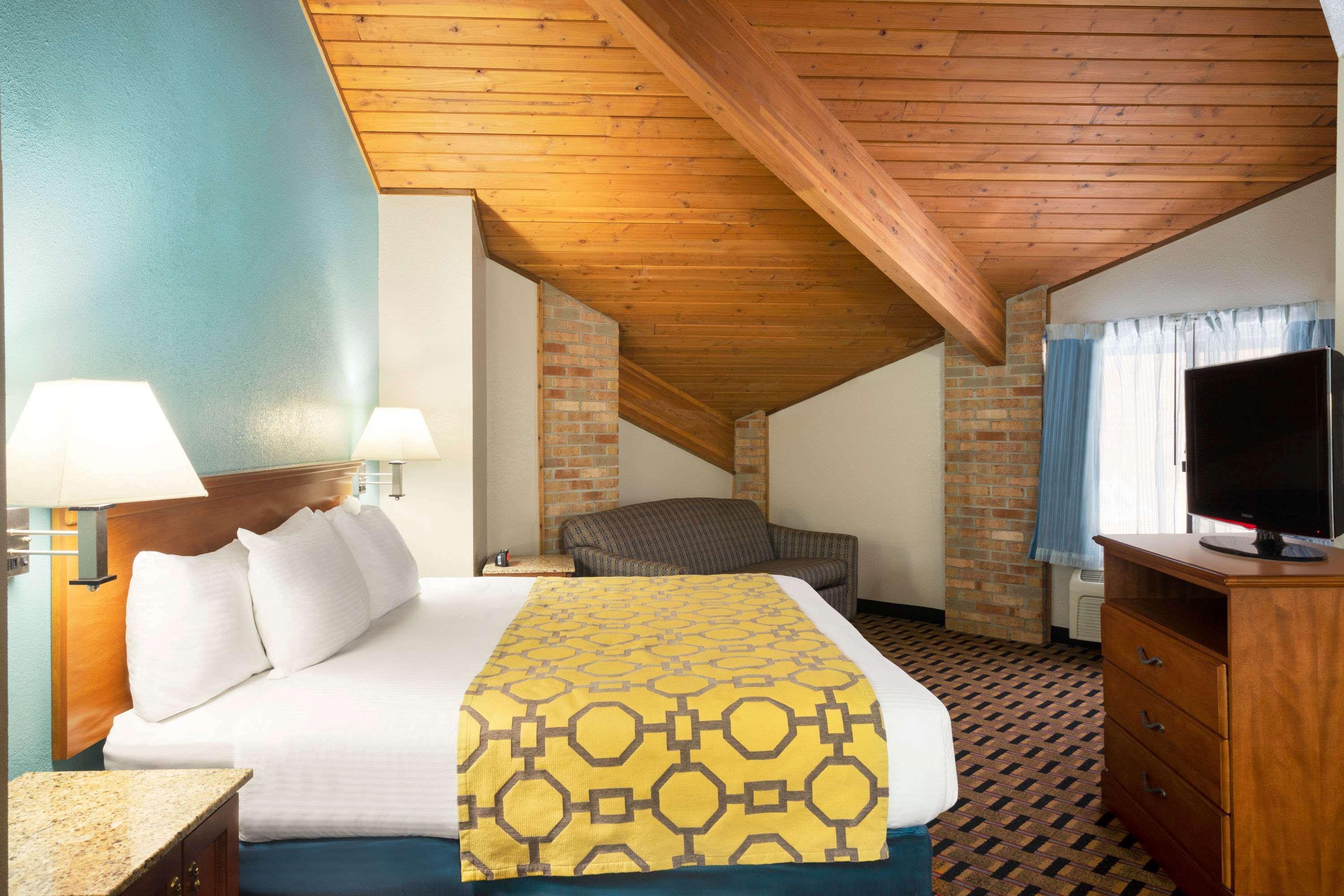 Baymont By Wyndham Warrenton Hotell Exteriör bild
