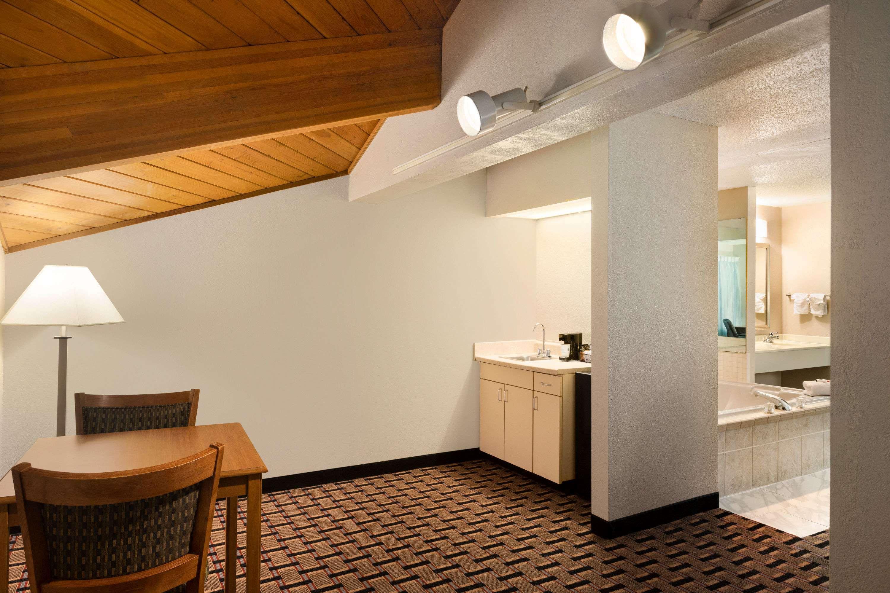 Baymont By Wyndham Warrenton Hotell Exteriör bild