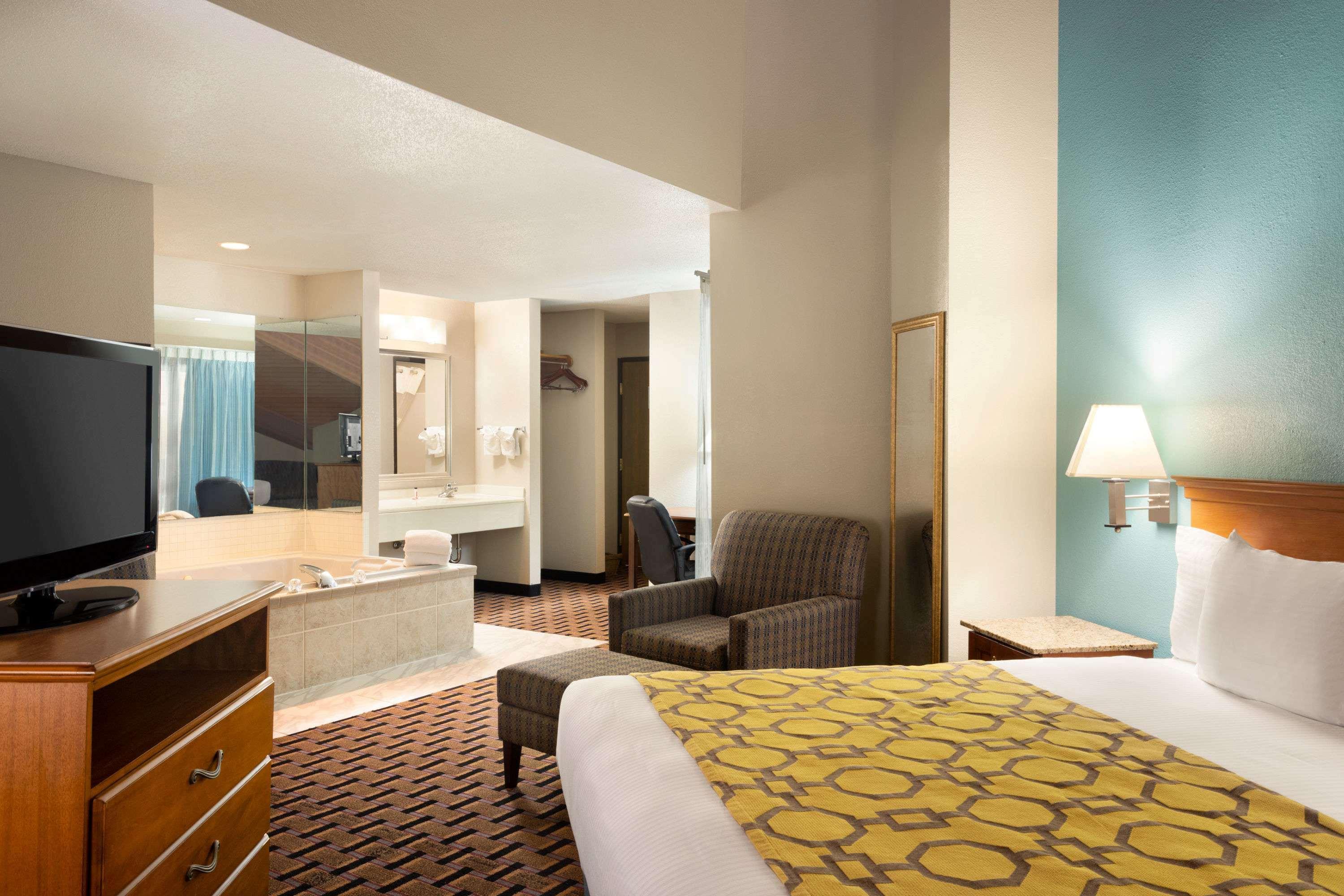 Baymont By Wyndham Warrenton Hotell Exteriör bild