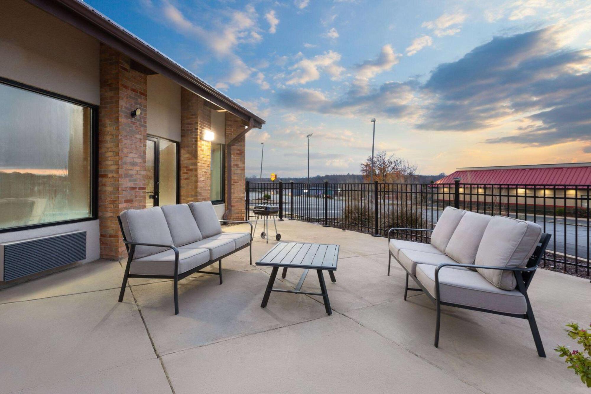 Baymont By Wyndham Warrenton Hotell Exteriör bild